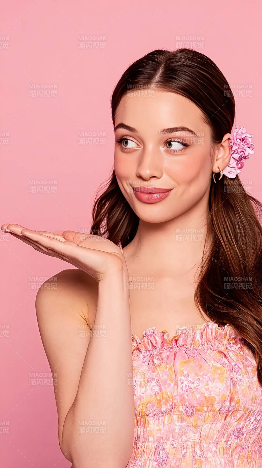 粉色花饰少女微笑图片
