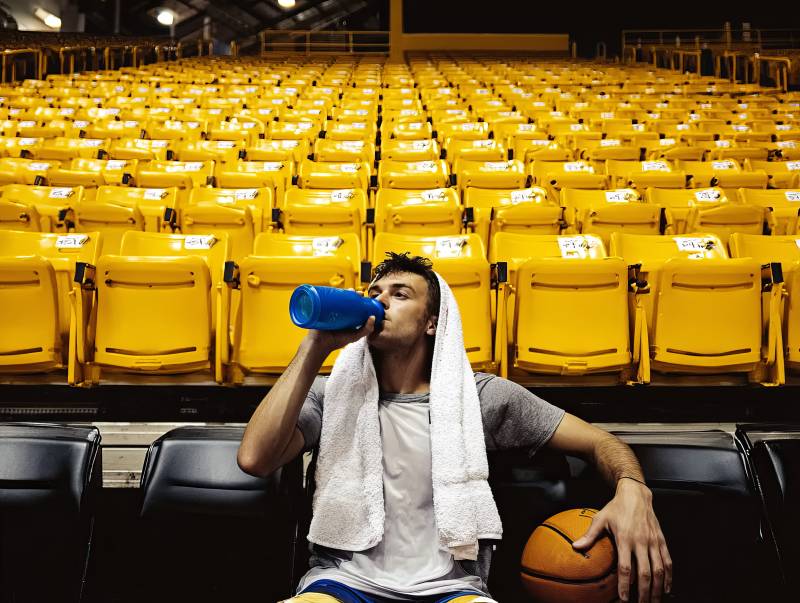 篮球场上的休息时刻图片