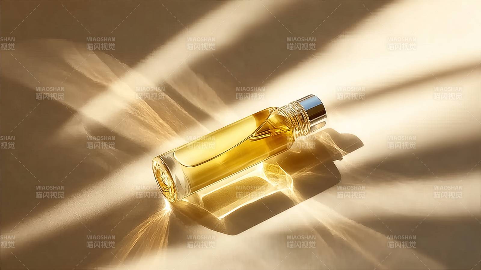 金色光影中的精油瓶图片