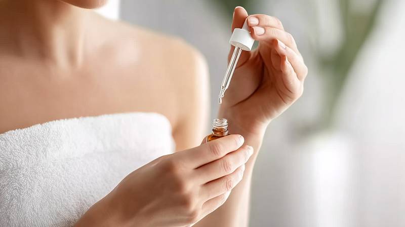 护肤精华滴落瞬间图片