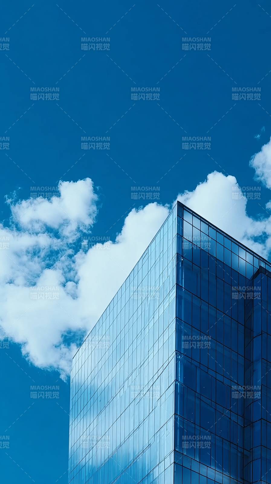 蓝天映玻璃幕墙图片