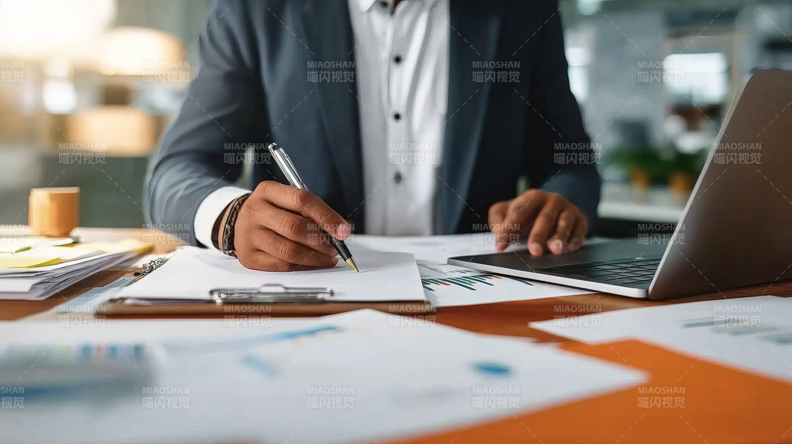 商务人士办公场景图片