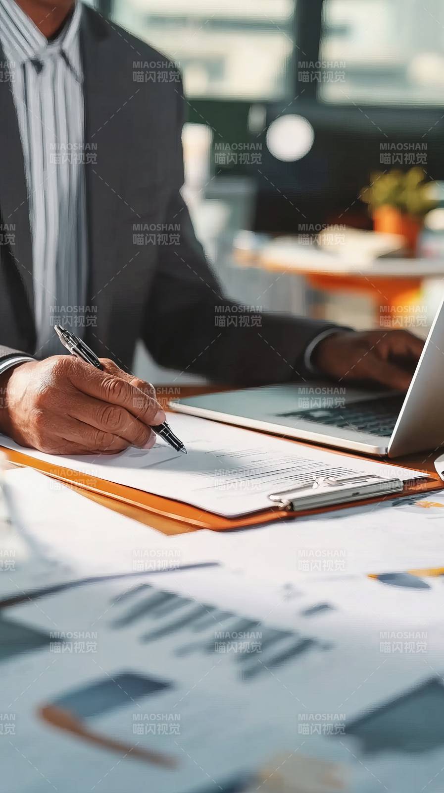 商务人士办公签字图片