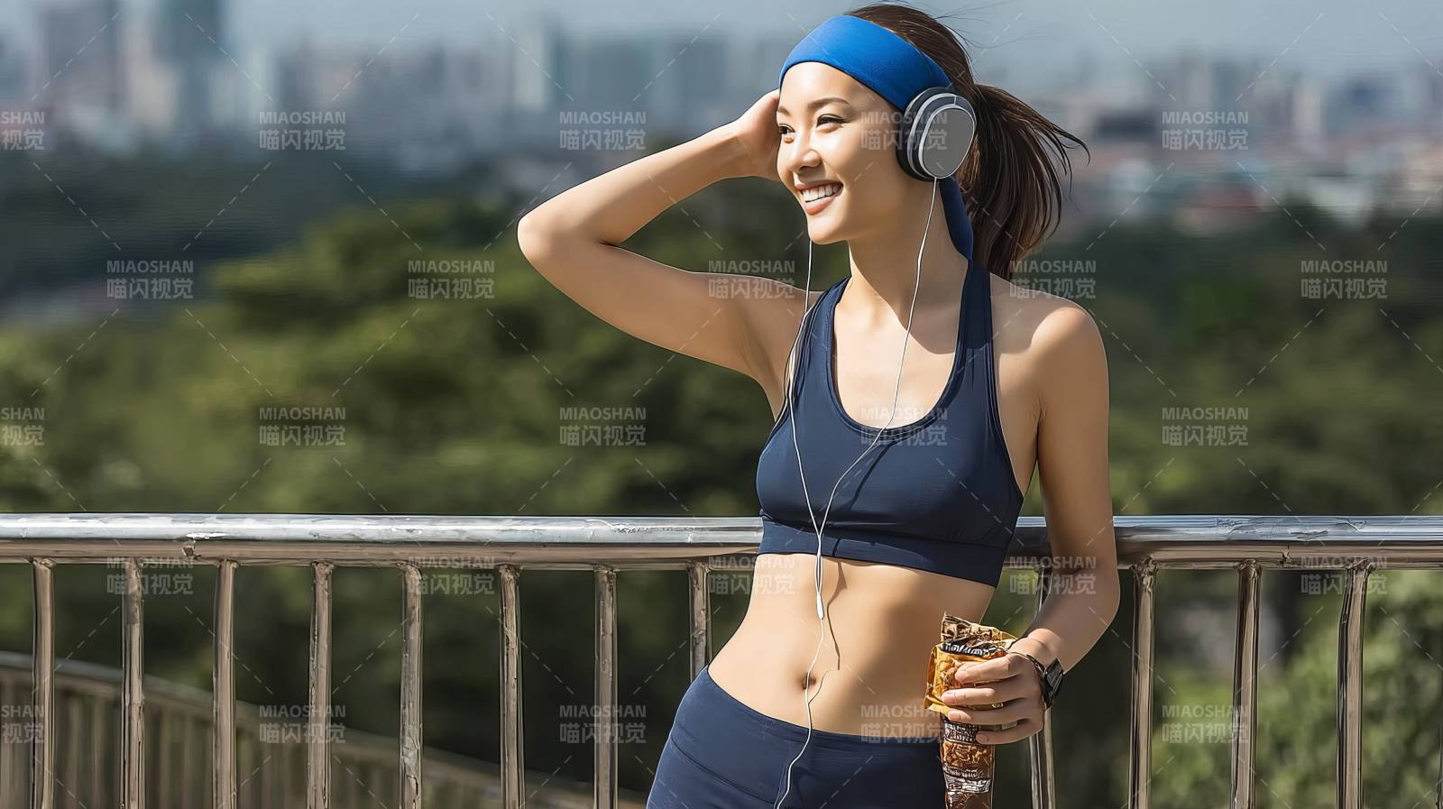 运动女孩听音乐图片