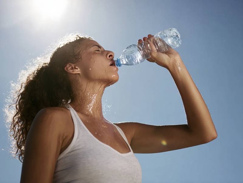 运动后喝水解渴图片