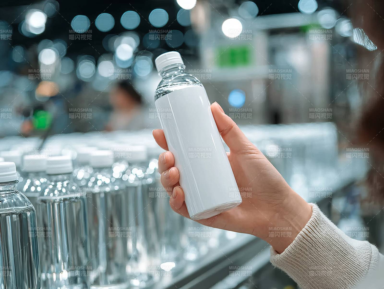 手持透明水瓶图片
