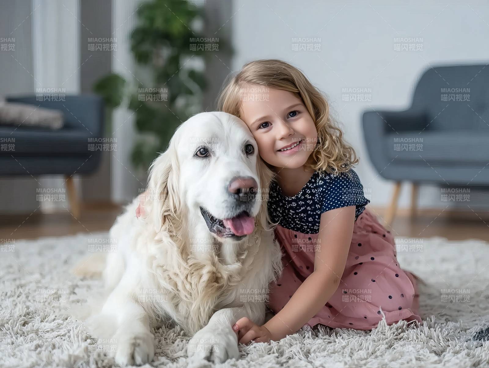 小女孩与金毛犬温馨相伴图片