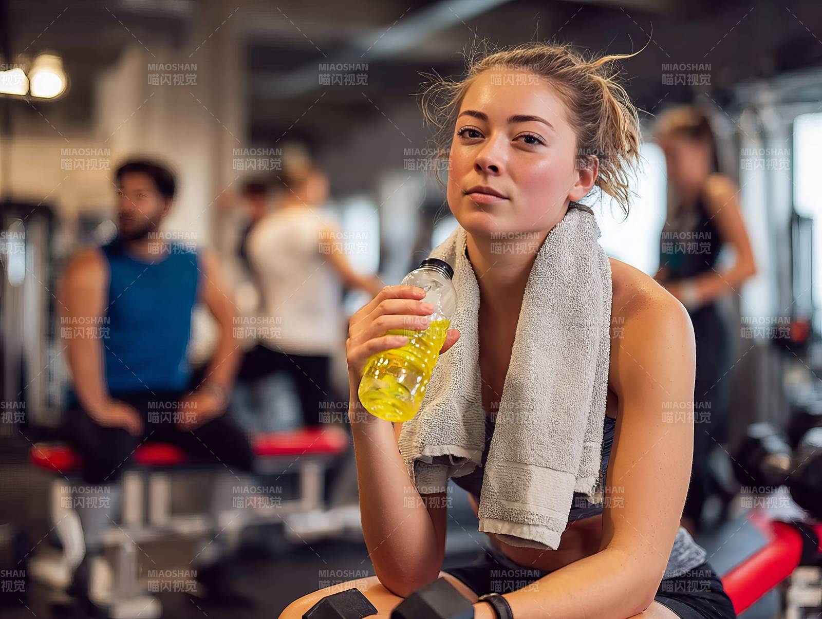 健身女孩休息时刻图片