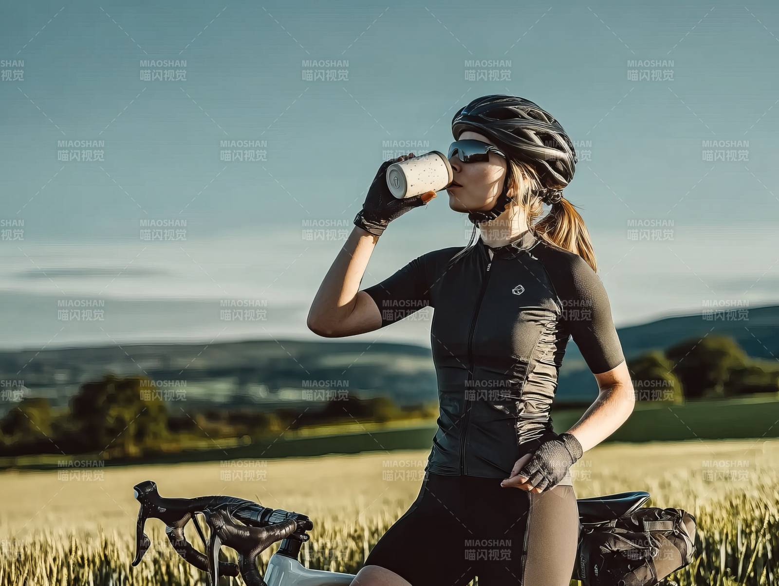 骑行者畅饮解渴图片