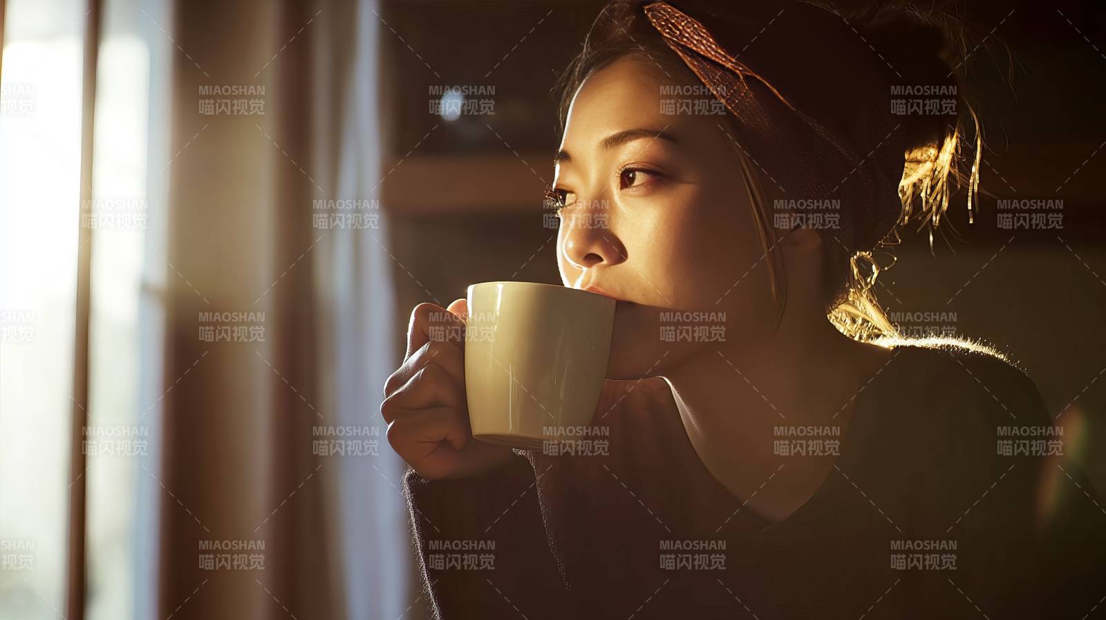 晨光中的咖啡时光图片