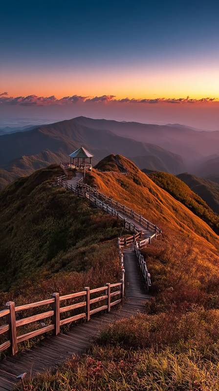 山巅日落美景图片