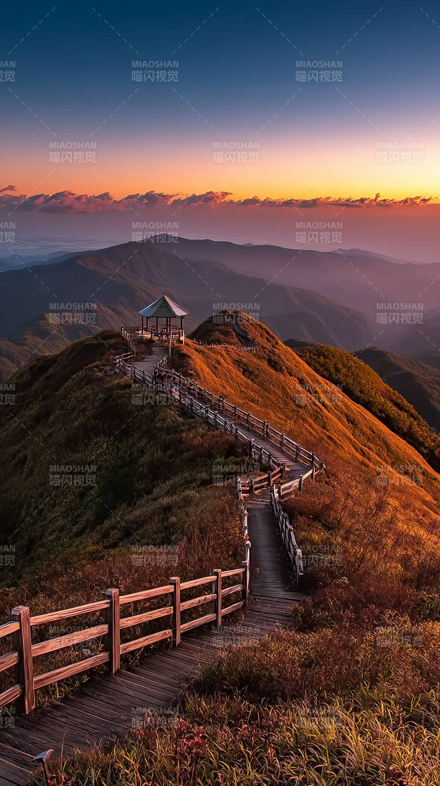 山巅日落美景图片