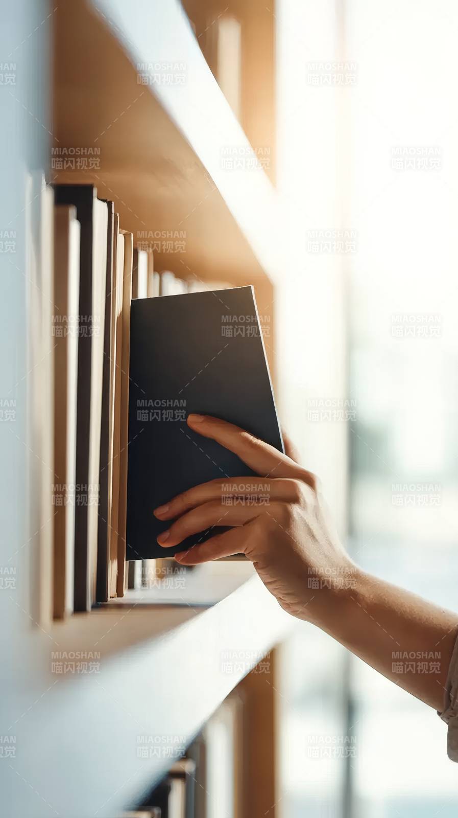 手取书架上的书图片