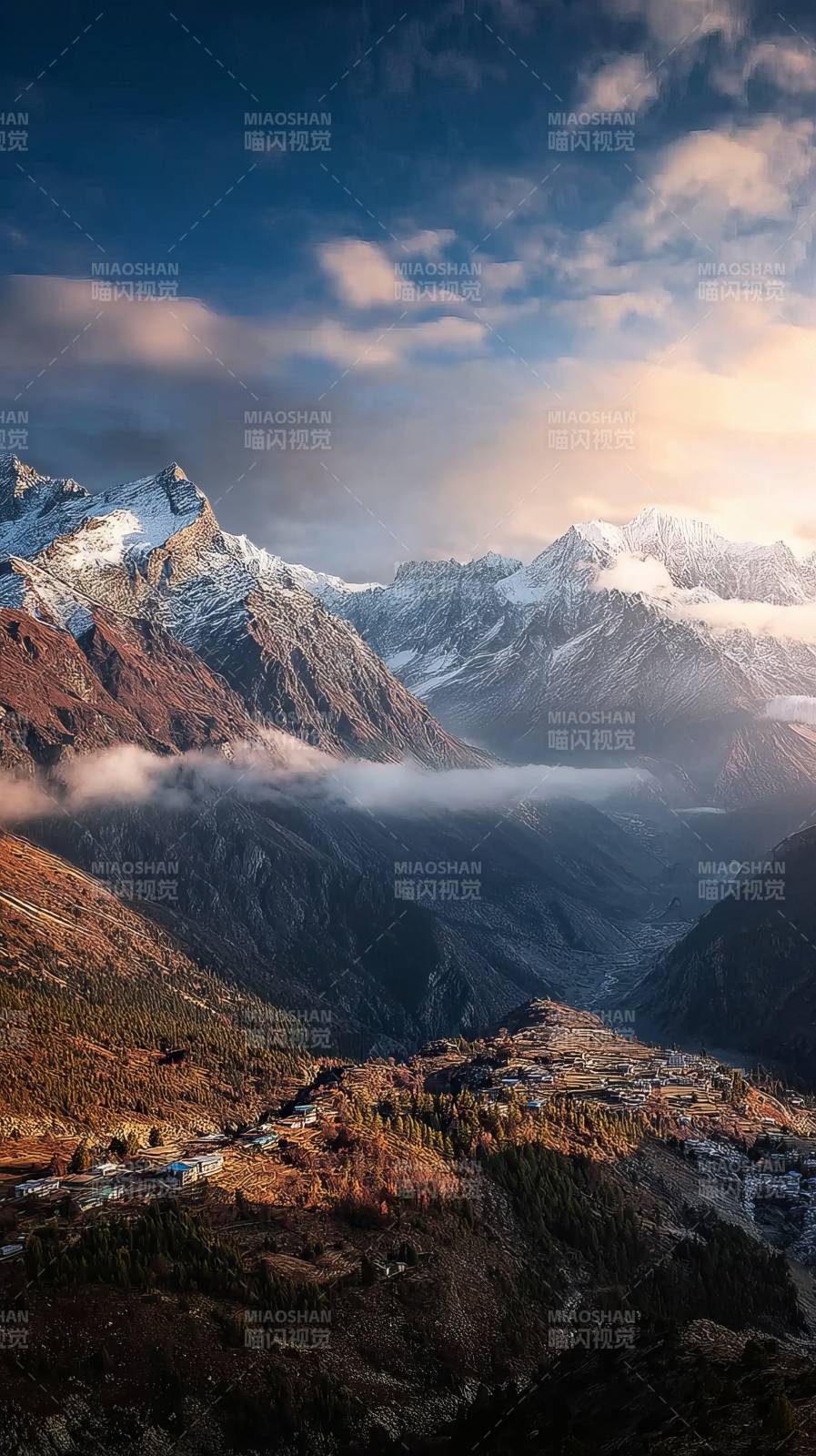 雪山云海小镇图片