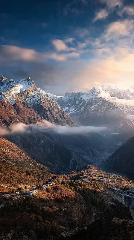 雪山云海小镇图片