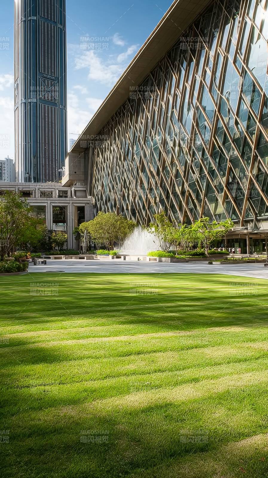 现代建筑与绿茵图片