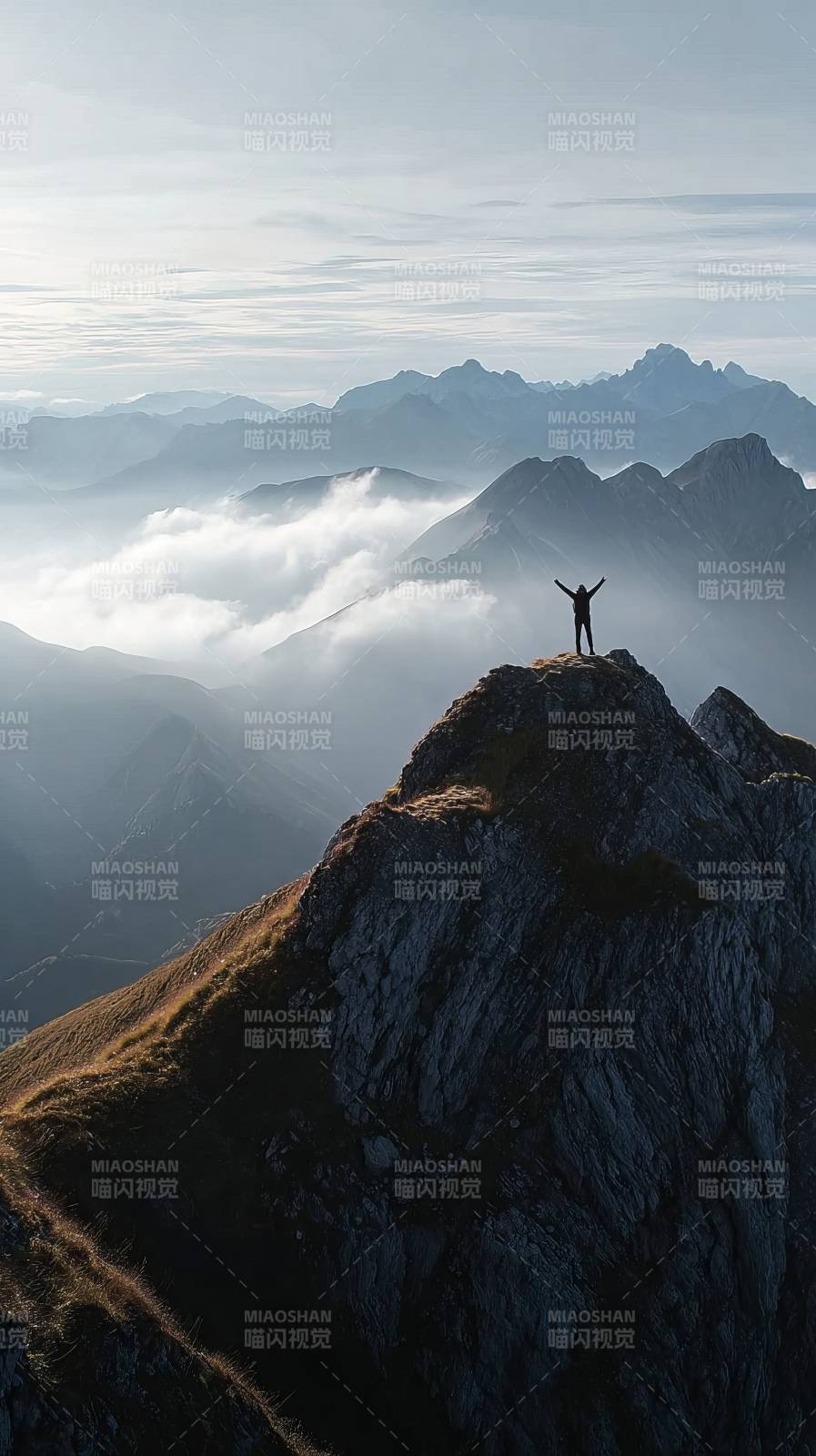 巅峰之上 云海苍茫图片