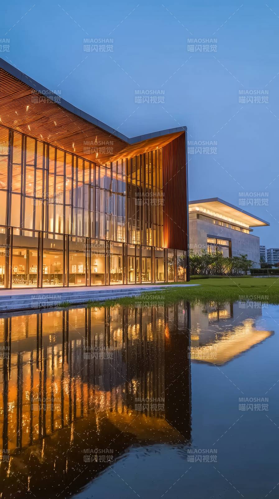 现代建筑夜景倒影图片