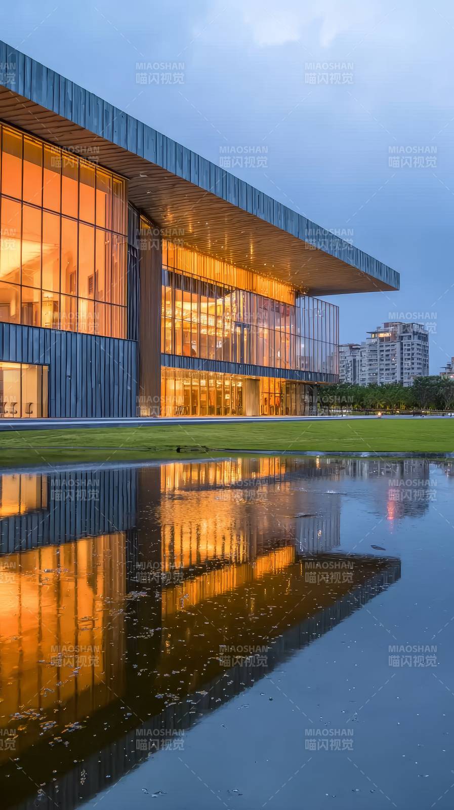 现代建筑倒影湖畔图片