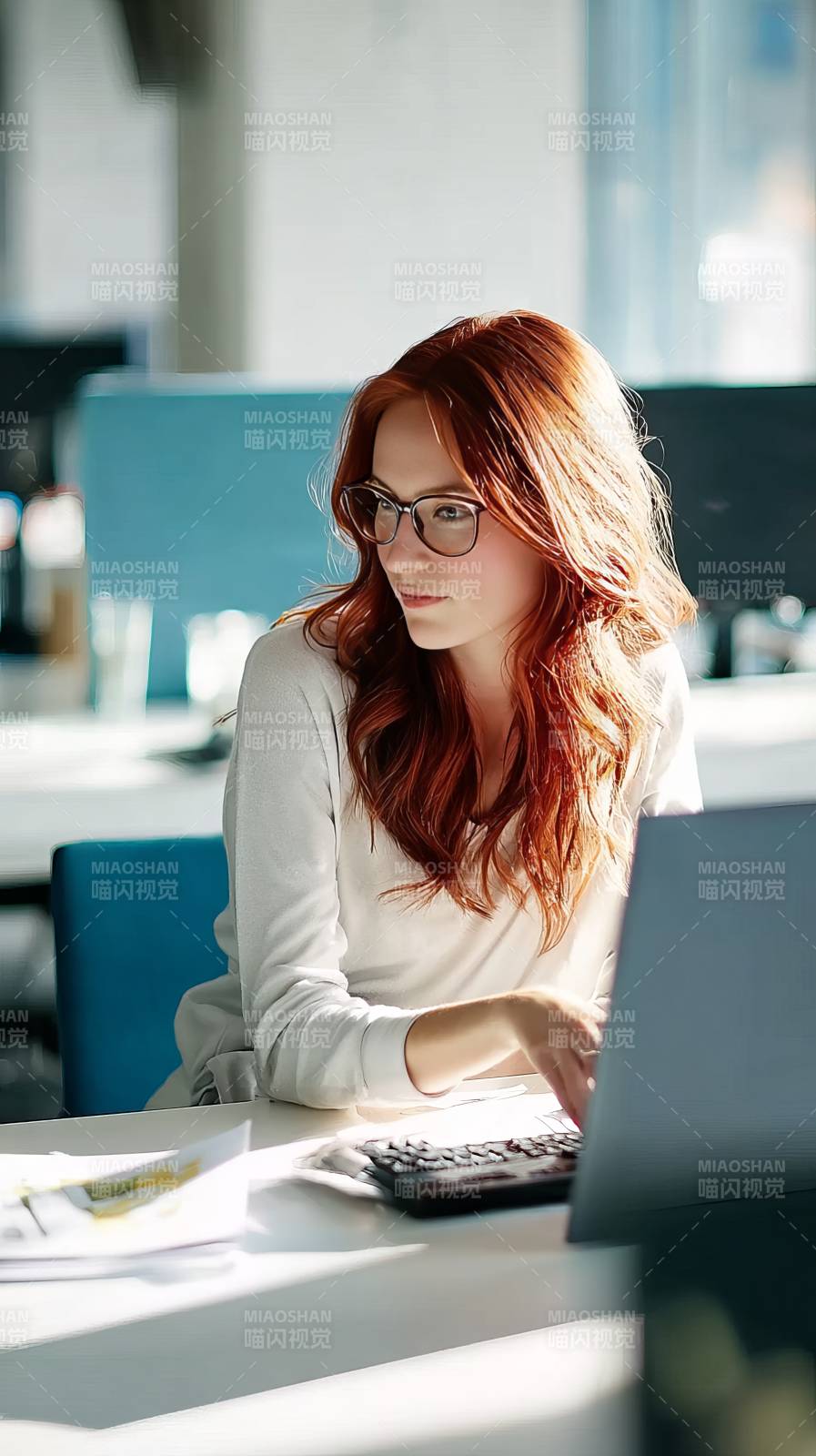 红发女子专注工作图片