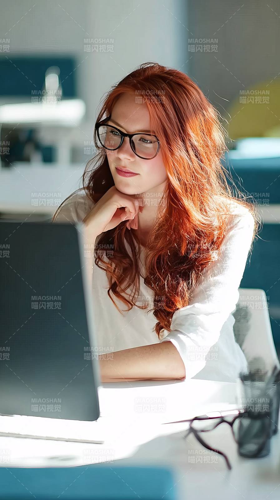 红发女子专注工作图片