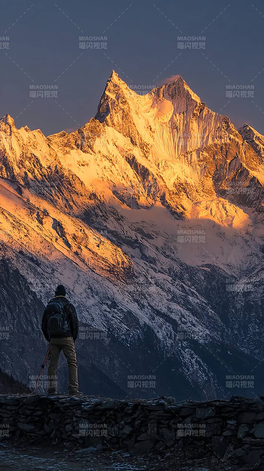 雪山晨曦 行者远眺图片