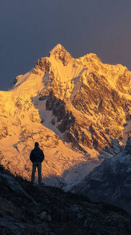 雪山之巅的剪影图片