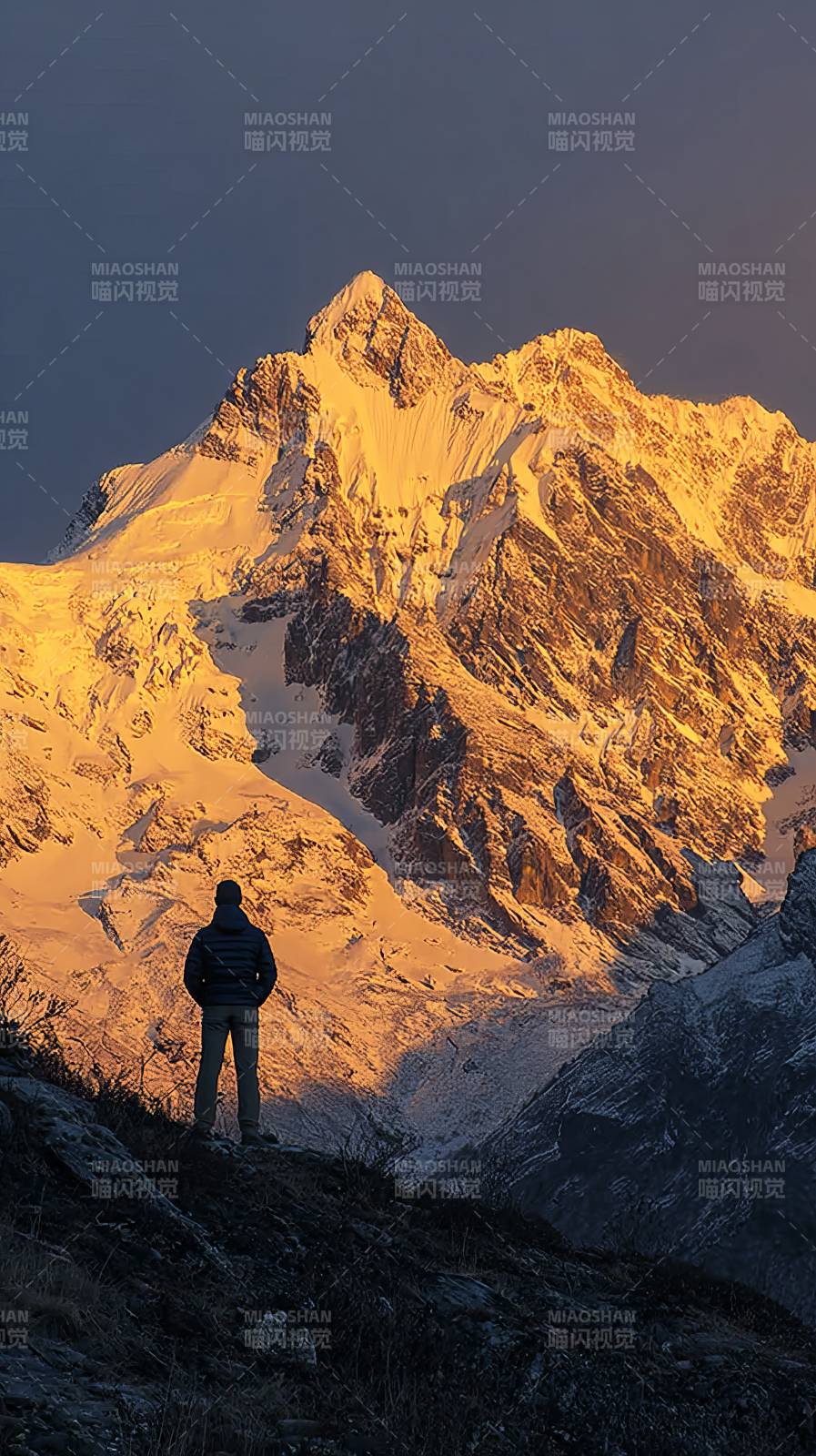 雪山之巅的剪影图片
