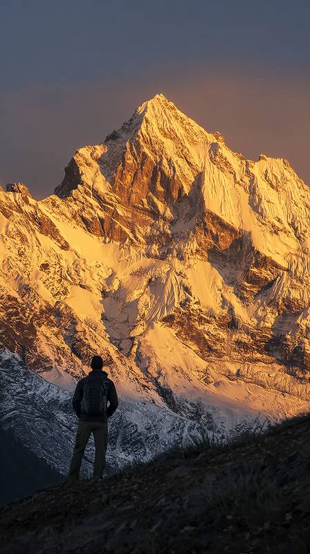 雪山之巅 一人仰望图片