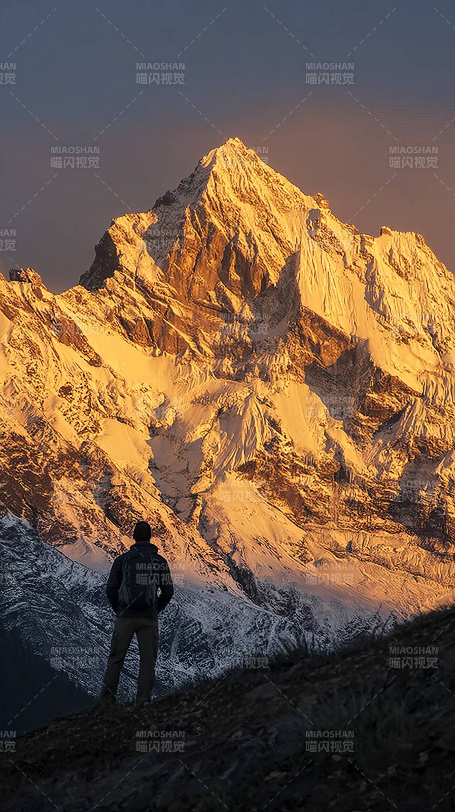 雪山之巅 一人仰望图片
