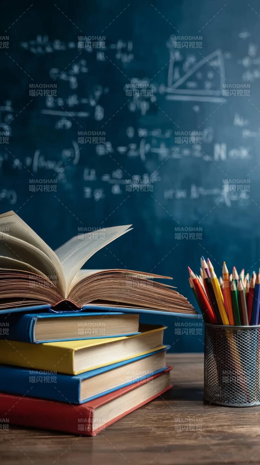 书本与铅笔的静谧课堂图片