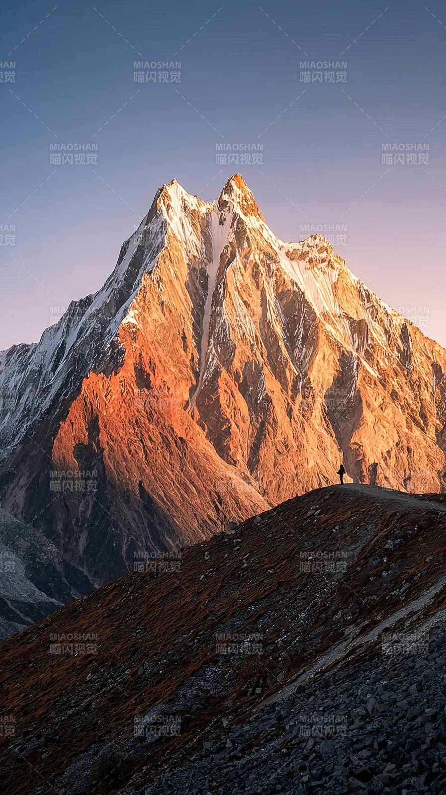 雪山晨曦 人影渺茫图片