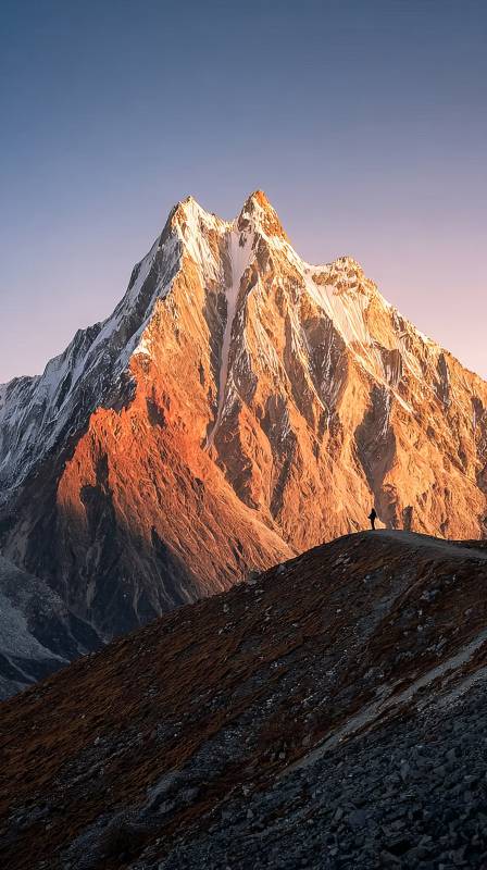 雪山晨曦 人影渺茫图片