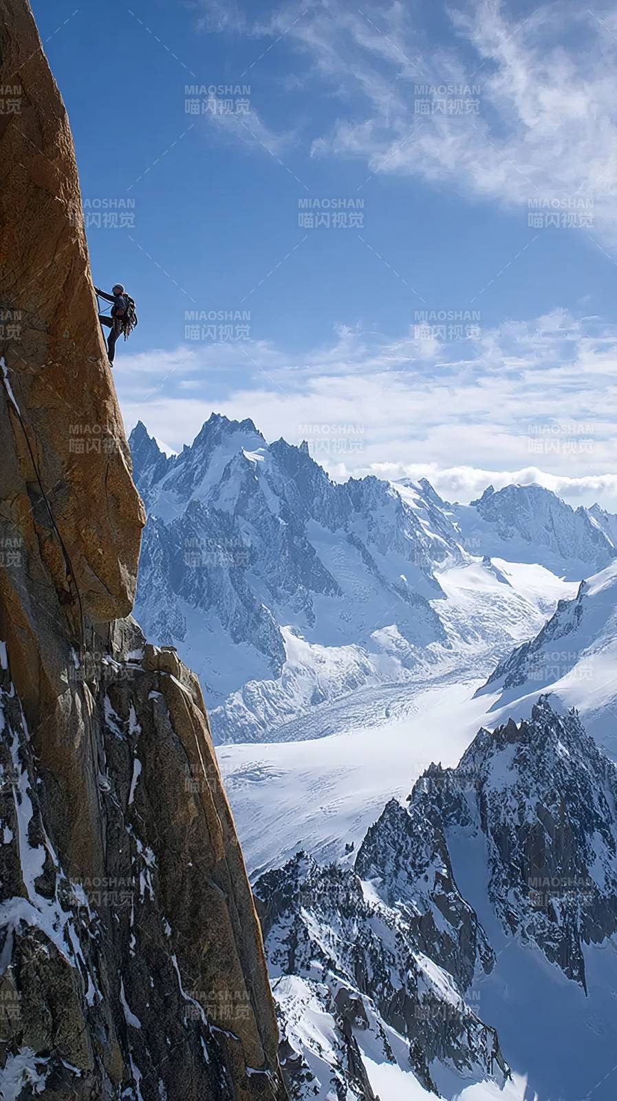 攀登雪山峭壁图片