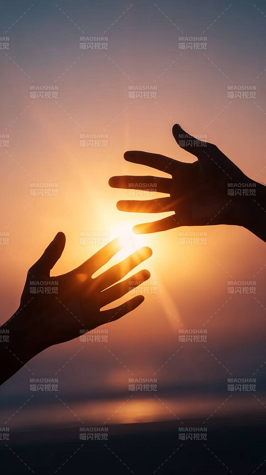 双手捧日 温暖相拥图片