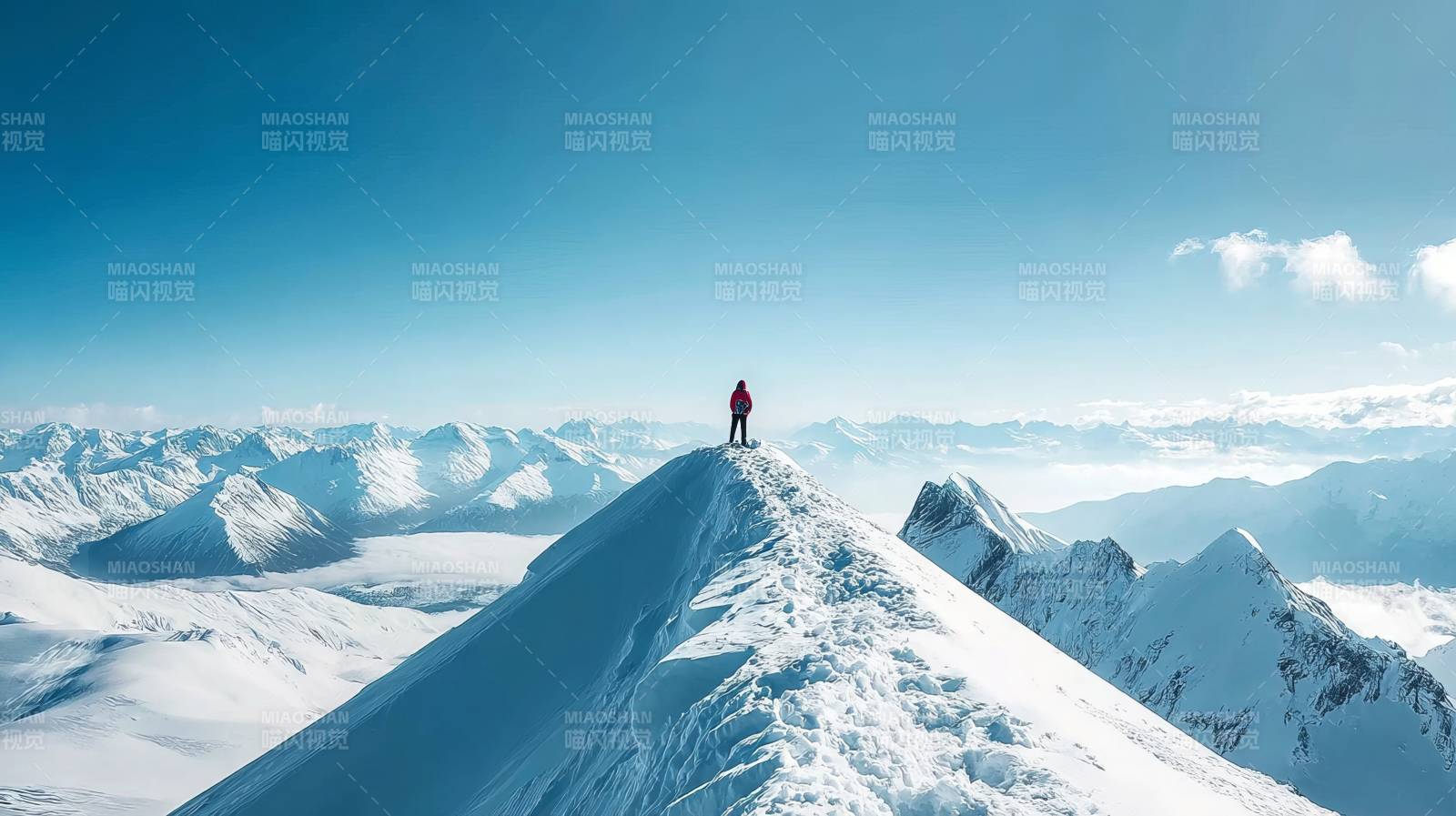 雪峰之巅 一人独行图片