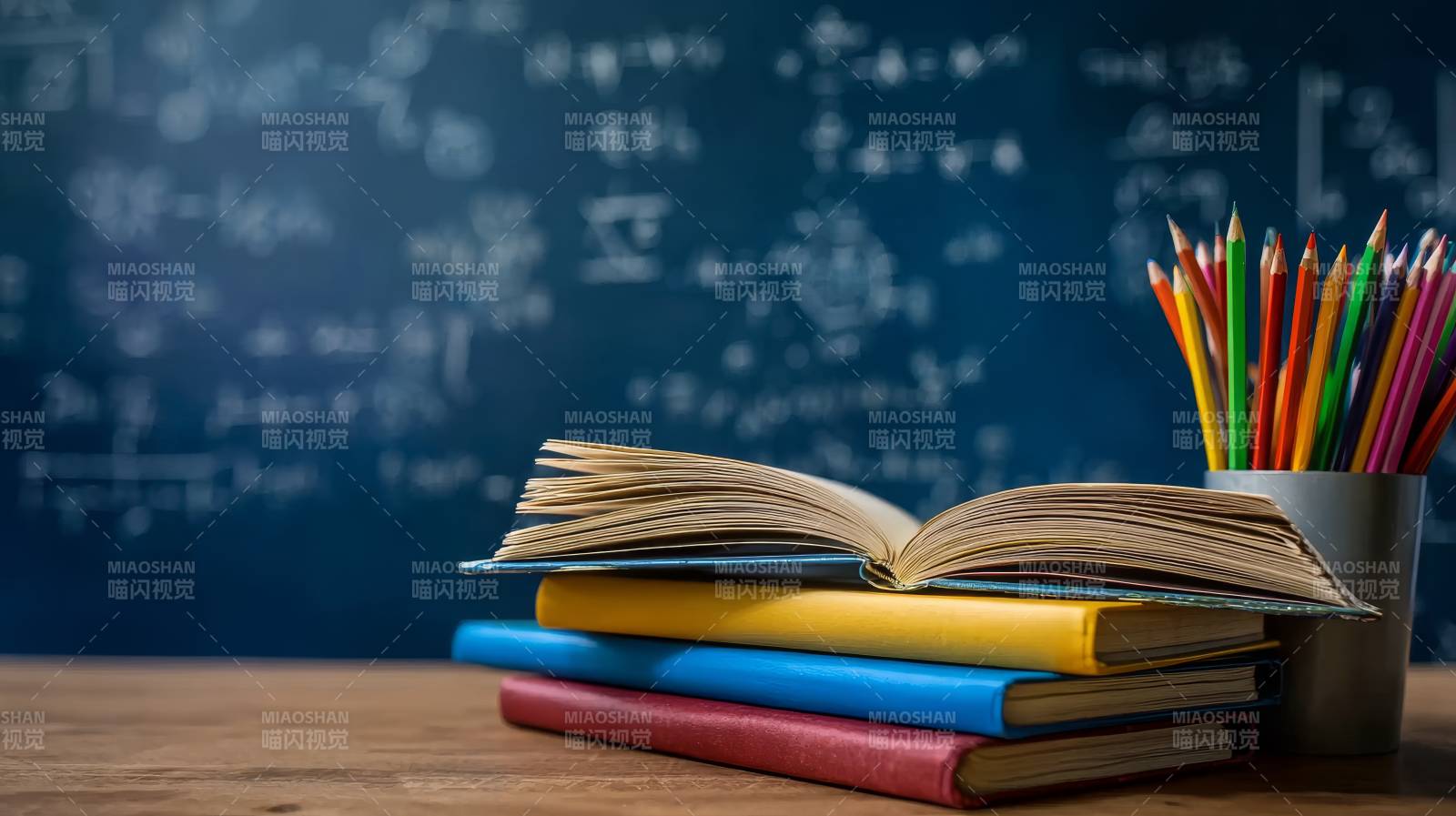 书本与彩笔图片