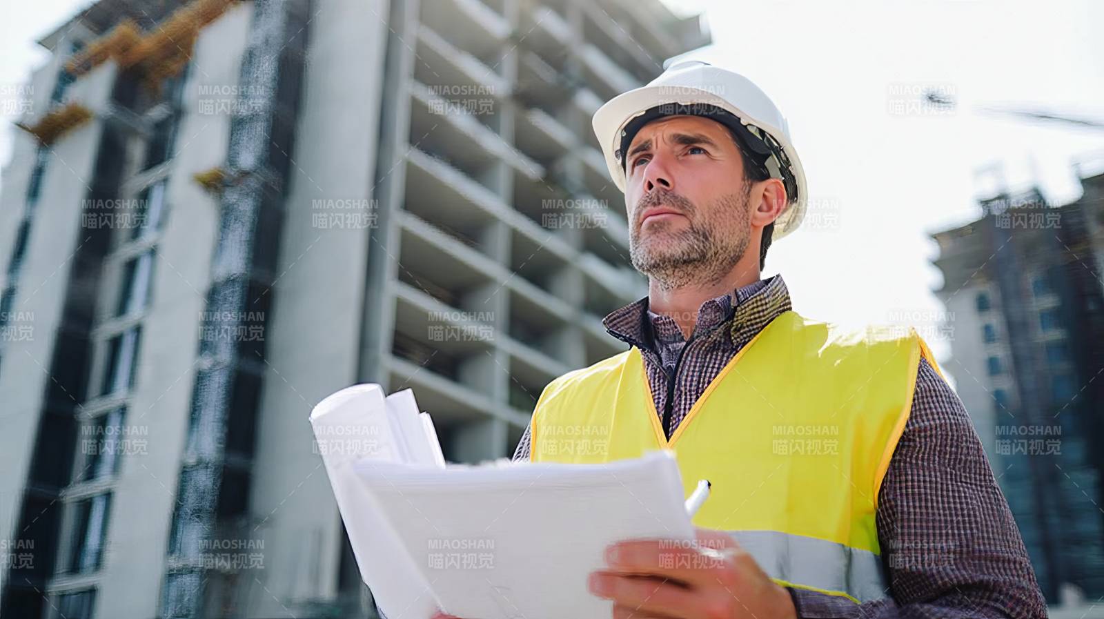 工地工程师查看图纸图片