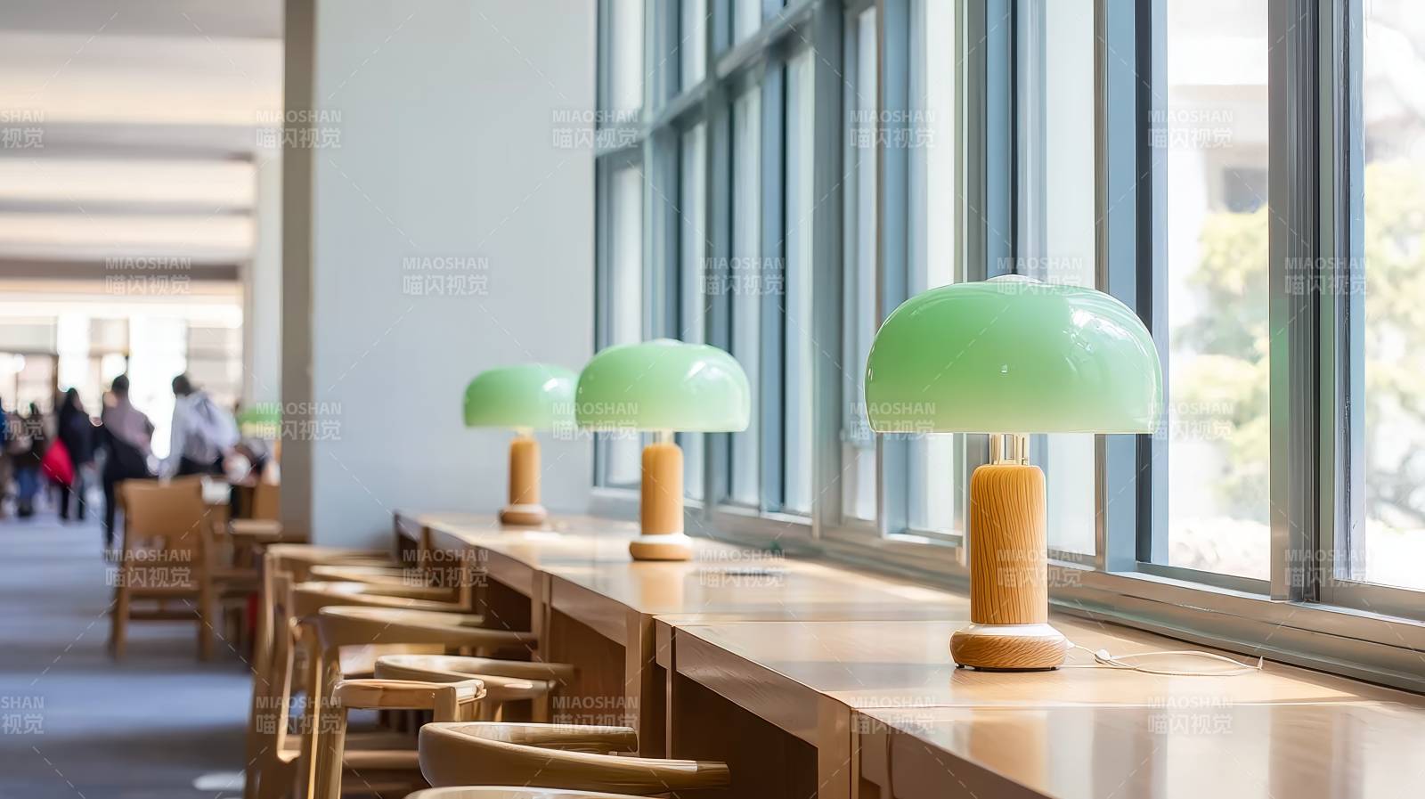 窗边绿灯书桌图片