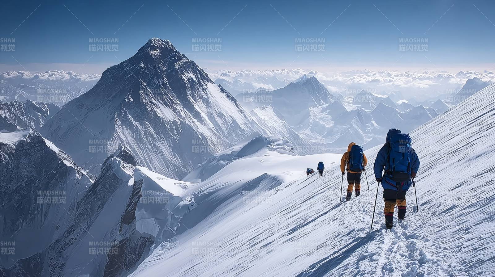 雪山攀登者图片