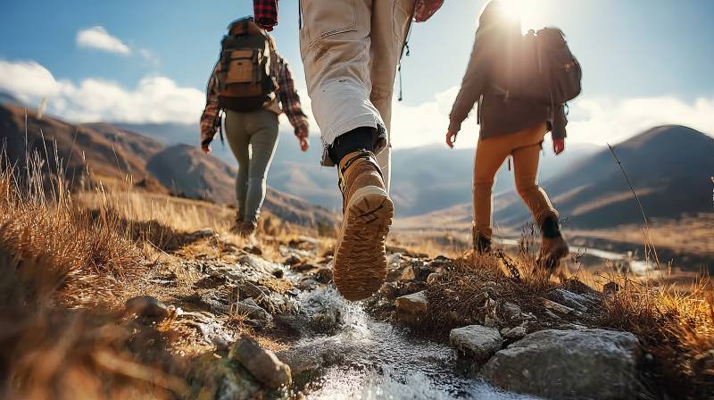 徒步山间 阳光同行图片