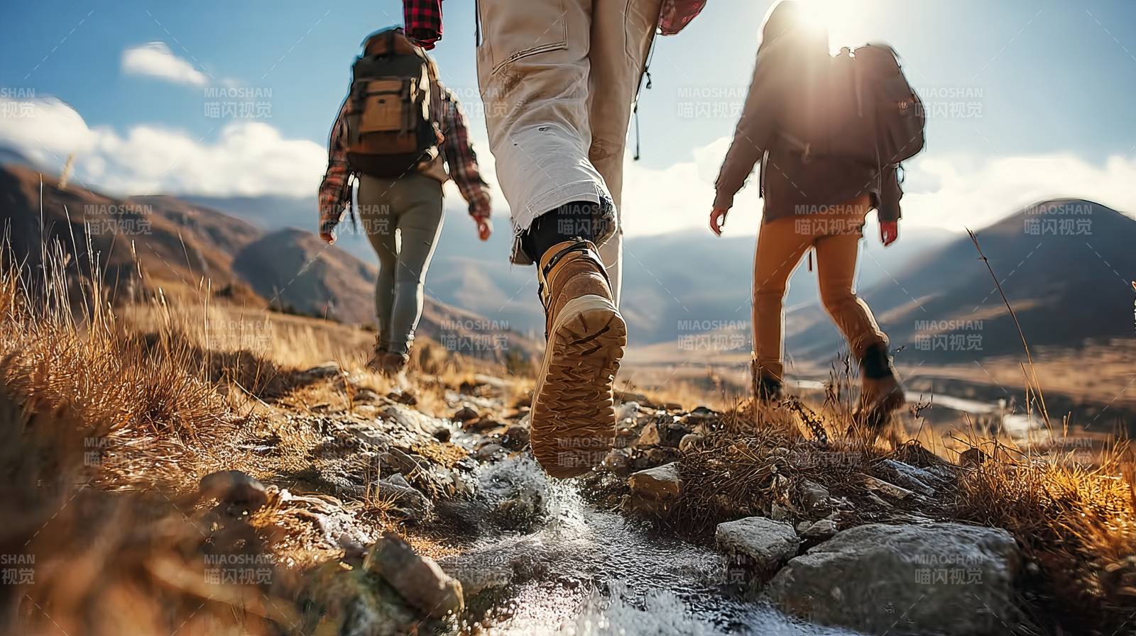 徒步山间 阳光同行图片