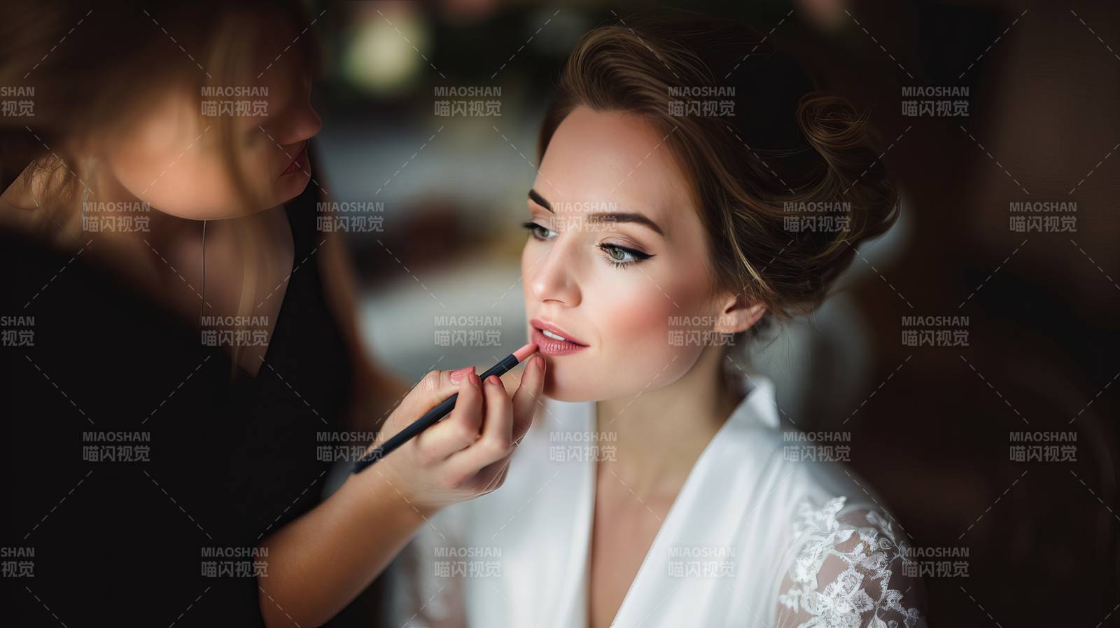 新娘妆容准备中图片