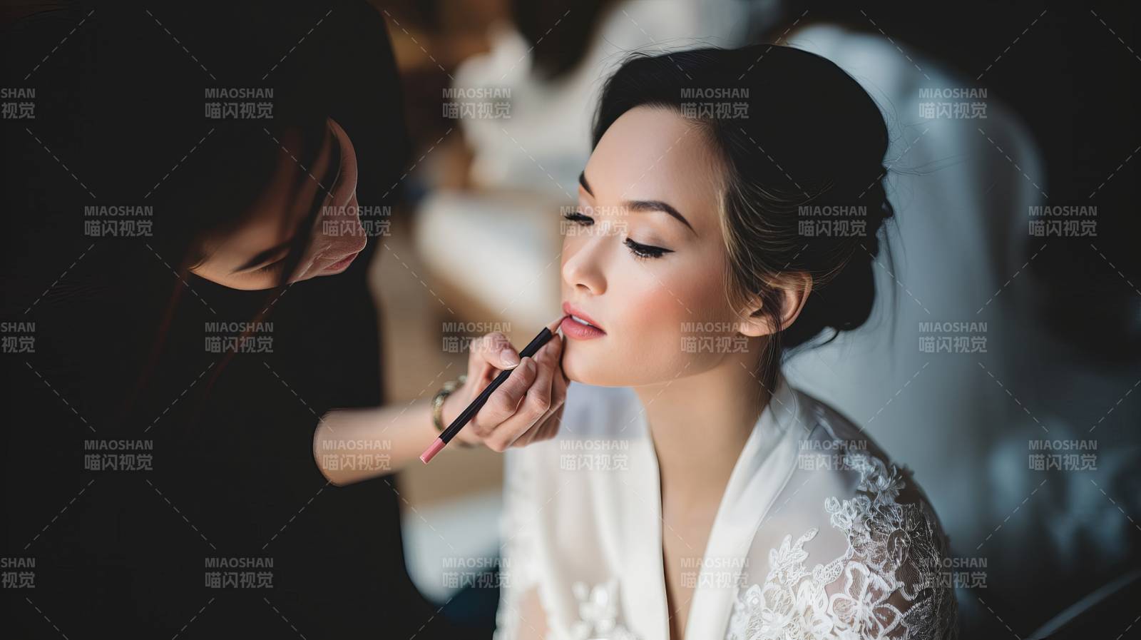 新娘妆容准备中图片