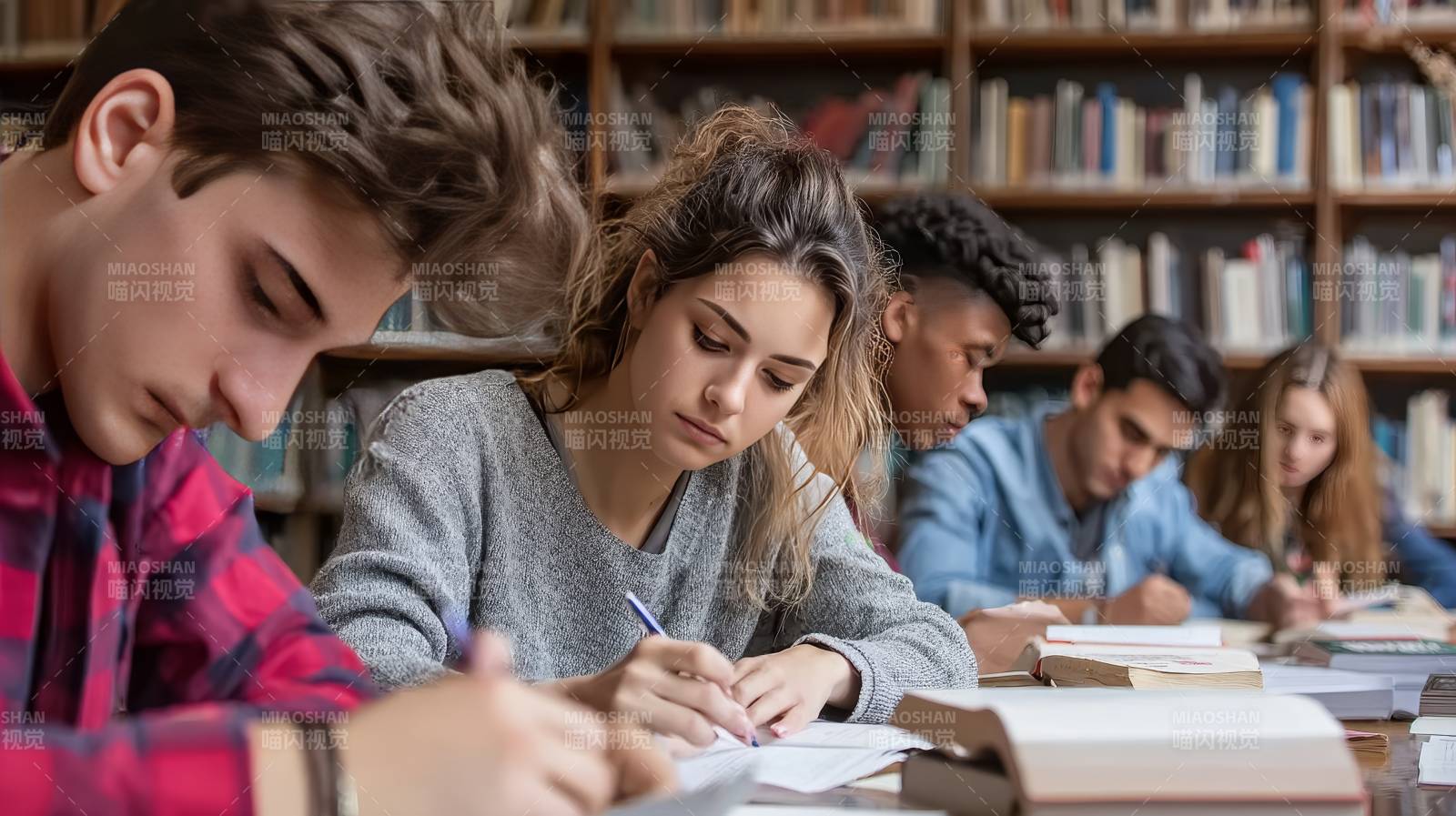 图书馆里的专注学习图片