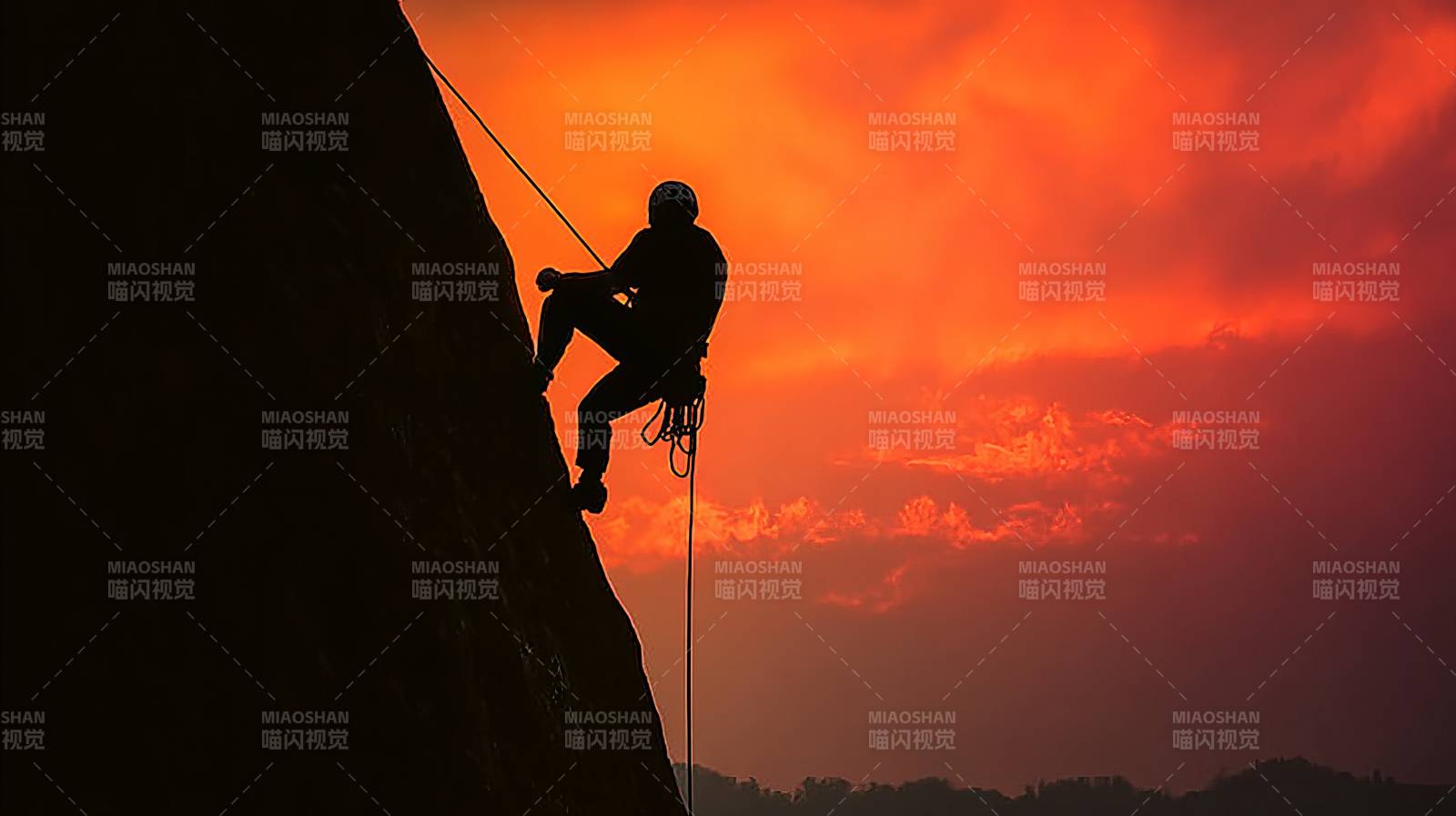 攀岩者剪影日落图片