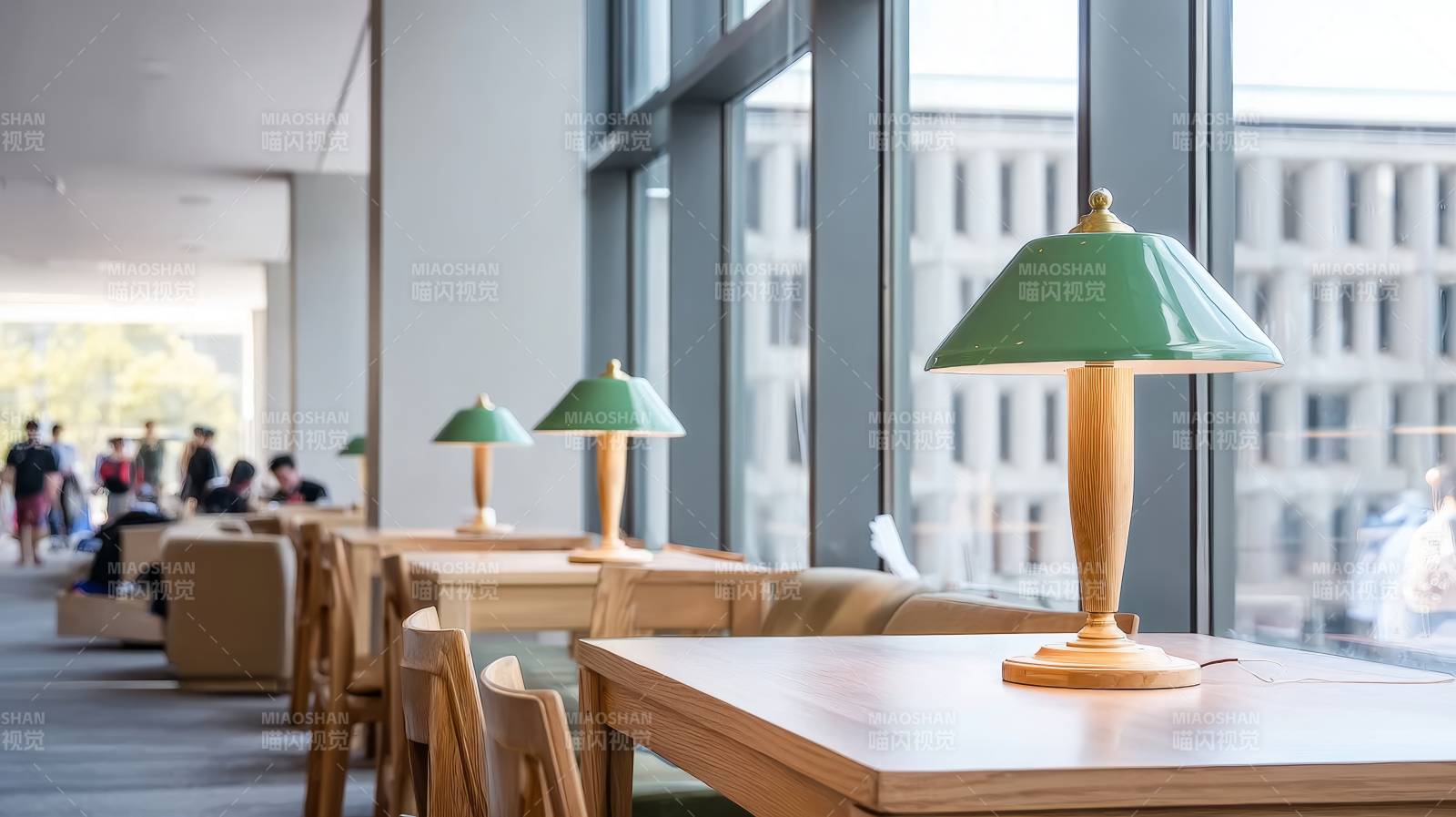 明亮的阅读空间图片