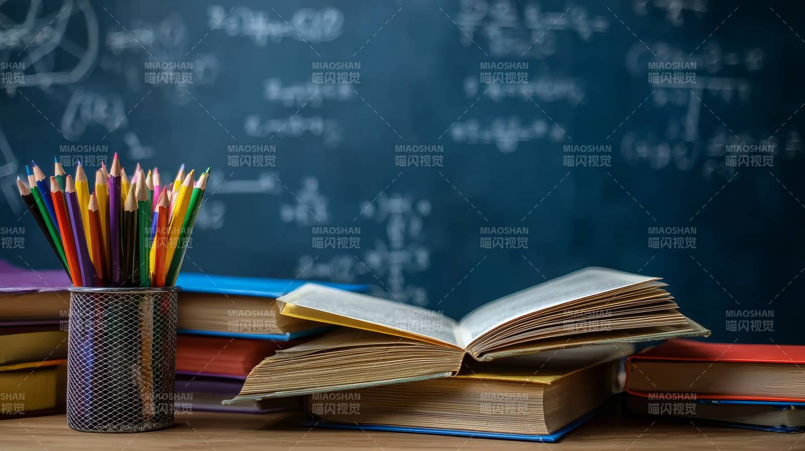 书本与铅笔的课堂图片