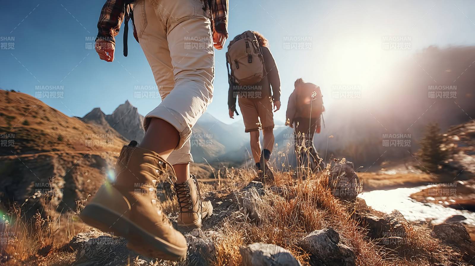 徒步山间 阳光同行图片