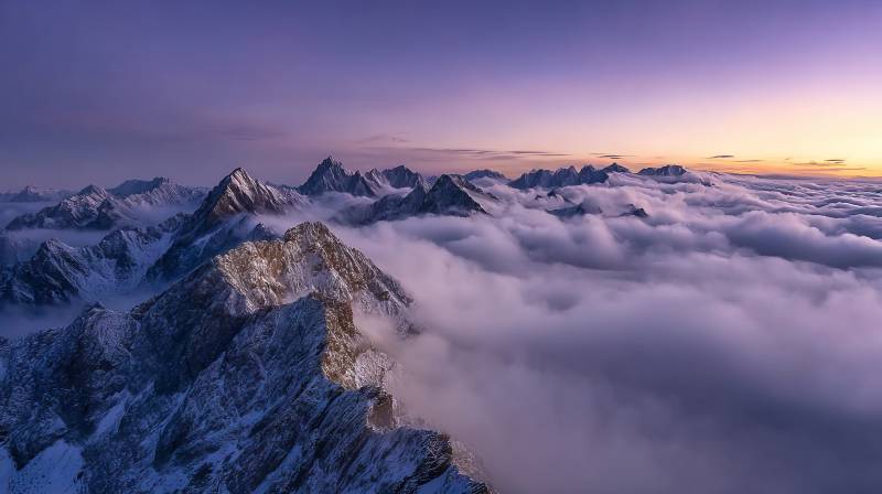 云海雪山日出图片